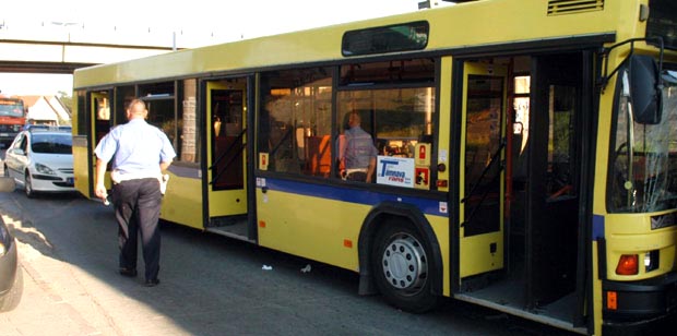 Шесторо повређено у судару аутобуса и два аутомобила 